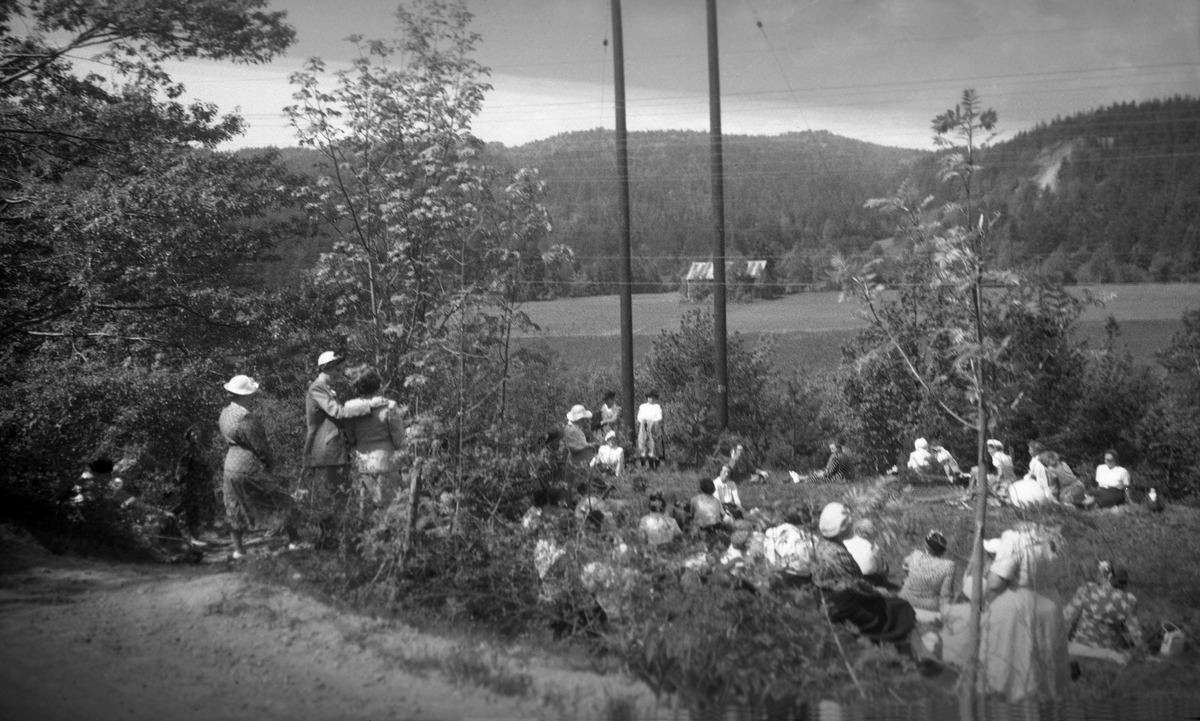 Arendal Husmorlag raster ved elven Otra i Aust-Agder. Fotografert under biltur fra Oslo til Bergen i 1951.
