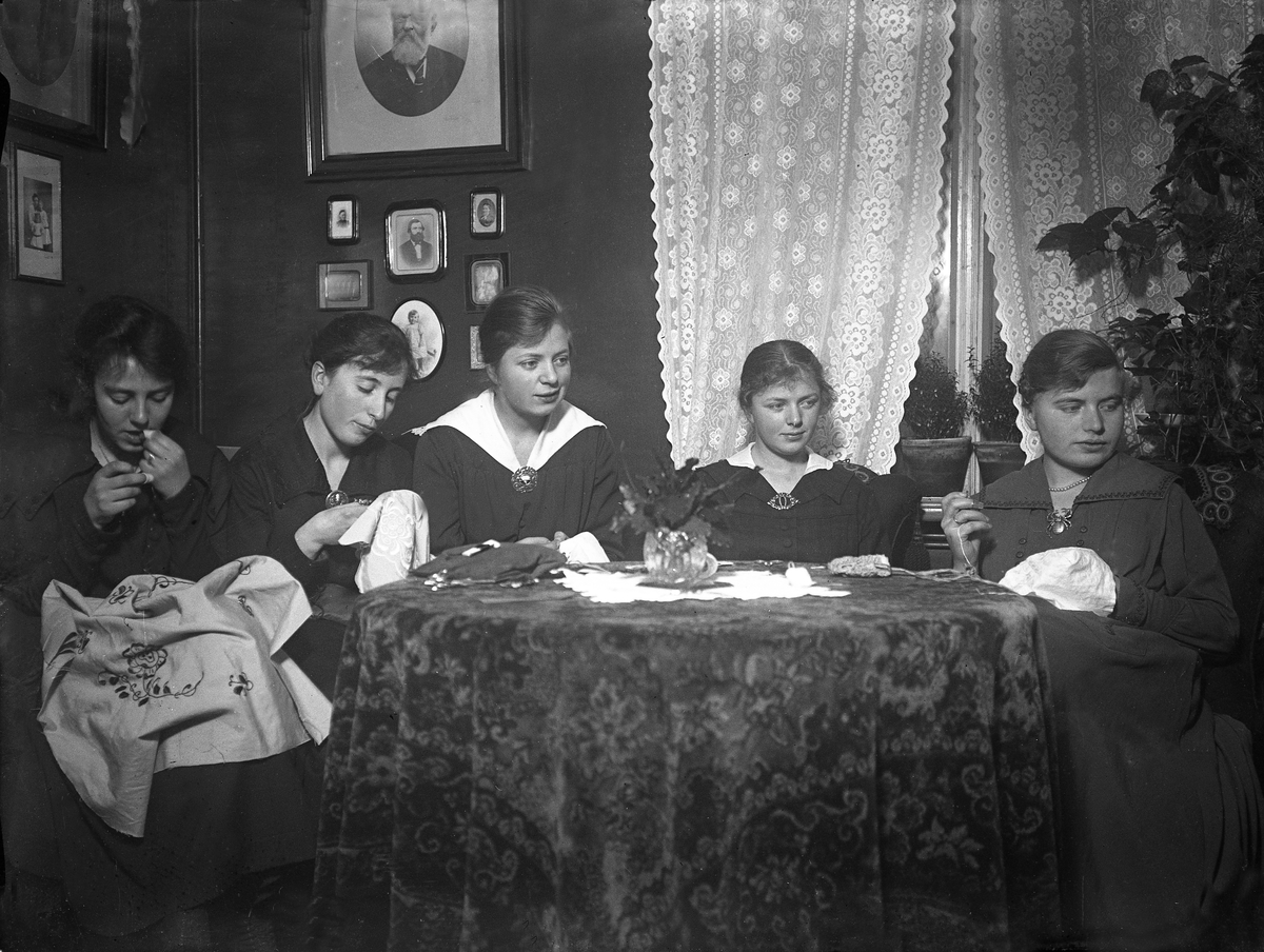 Syforening i storstuen i Arentz-hjemmet Elverhøy i Trondheim. Fra venstre Gudrun, Sofie, Terese Svensen, Mise Svensen og Nanna.