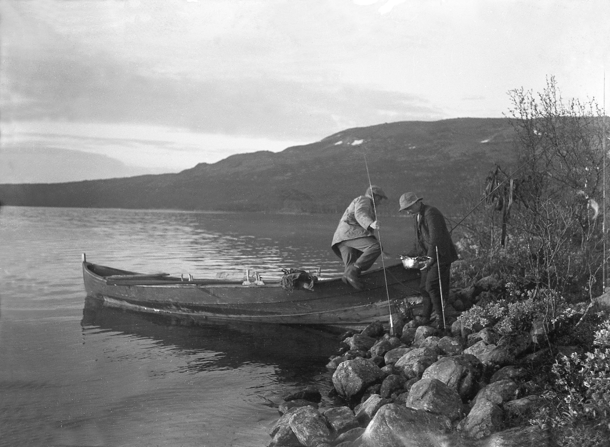 To menn går i land under fisketur på Bolagen i Sør-Trøndelag.