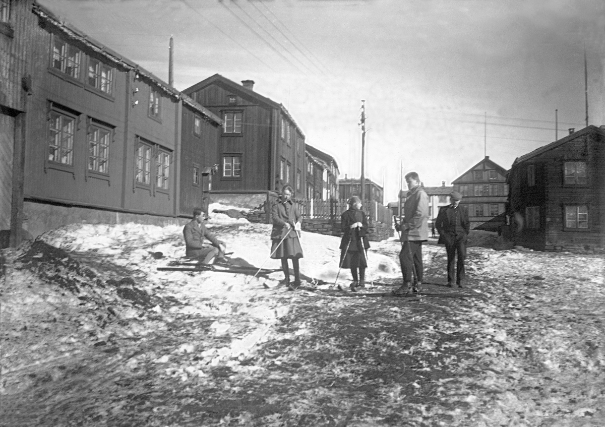 Ungdommer på ski på glissen påskesnø i gate på Røros.