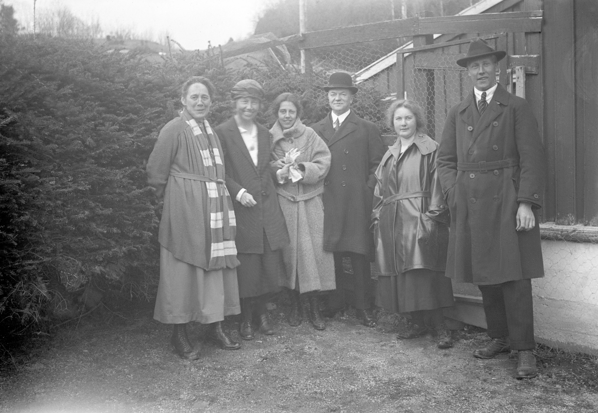 Gruppebilde foran Bergly, Bennett-familiens eiendom. Lillian Bennett med hvite hansker foran seg, til høyre Sverre Ramstad.