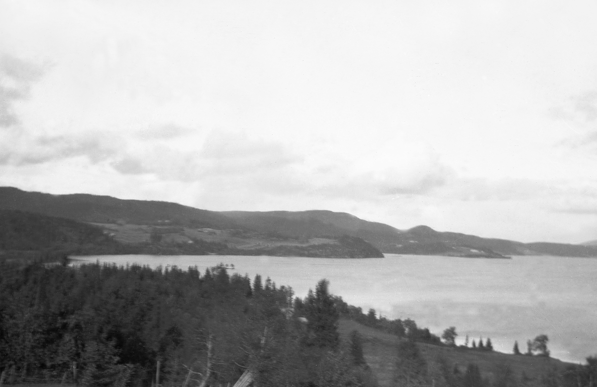 Innsjø eller fjord i Nord-Trøndelag. Fotografert 1921 i forbindelse med stikking av kraftledning mellom Åsen og Hedra(Hegra?).