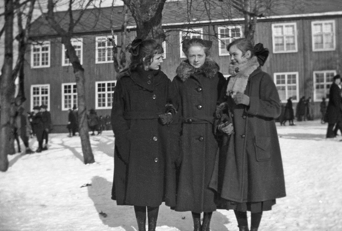 Tre jenter fotografert i Trondheim ca. 1919. I midten Margrete Wold.