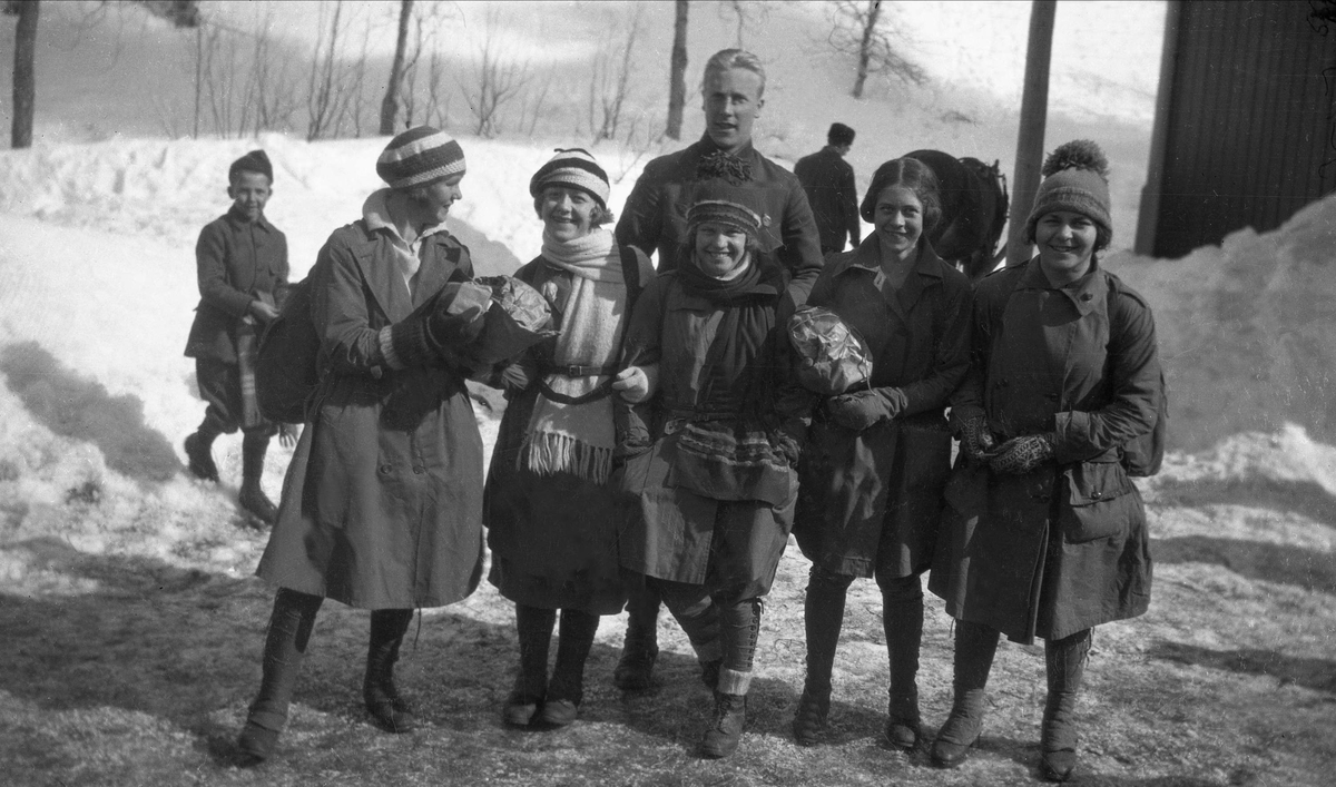 Sverre Ramstad på tur med en gruppe unge jenter, fra venstre Marie Louise Lycke, Hjørdis Andersen, Meta Bache, Turid Grønli og ukjent.