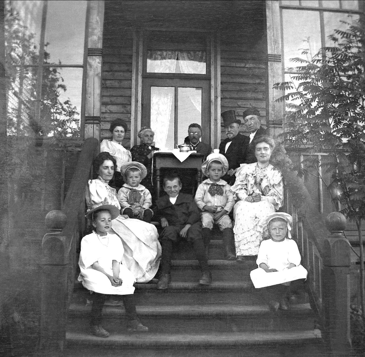 Sammenkomst på Arentz-familiens hjem Elverhøy i forbindelse med kroningen i 1906. Øverst Magda Ottesen, Katrine Ottesen, Karl Dons, Loennecken med flosshat og prost Otto Ottesen. Midterste rekke: Dikka, Bjarne, Thorleif og Fritjof Arentz og Sara Dons. Forrest Sofie og Nanna Arentz.