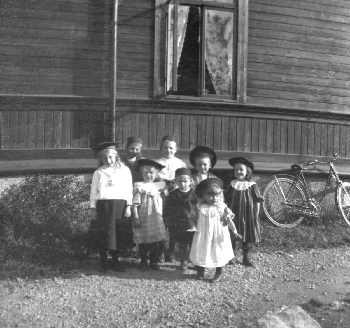 Gruppe med barn uten for Arentz-familiens hjem Elverhøy. Fra venstre Guri og Thorleif Arentz, Synnøve Klingenberg, Aimar Skrove, Fritjof Arentz, Leif Klingenberg, Nanna og Sofie Arentz.