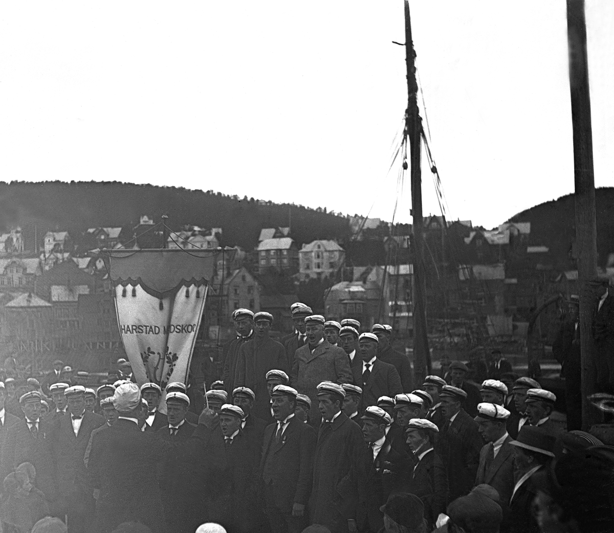 Harstad mannskor underholder i havnen. Fotografert 1921.