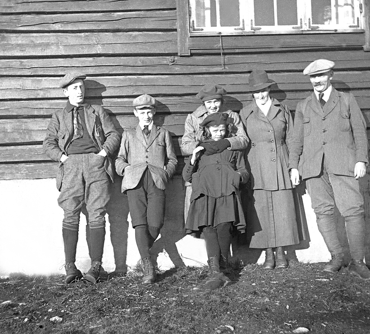 Familien Brodal foran hytta. Fotografert 1921.