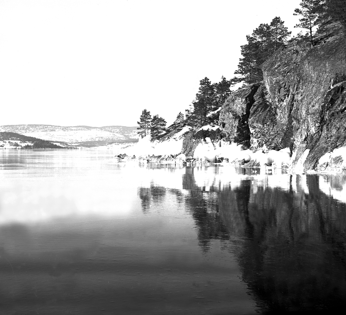 Vinterbilde fra Jonsvatnet i Trondheim. Fotografert 1923.