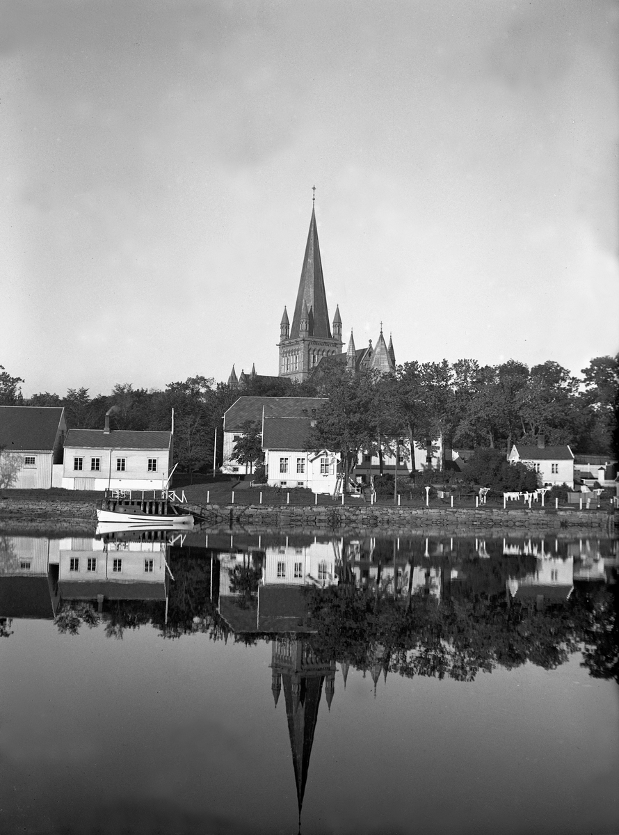 Nidaros domkirke fra Baklandet. I forgrunnen Nidelven. Fotografert 1923.