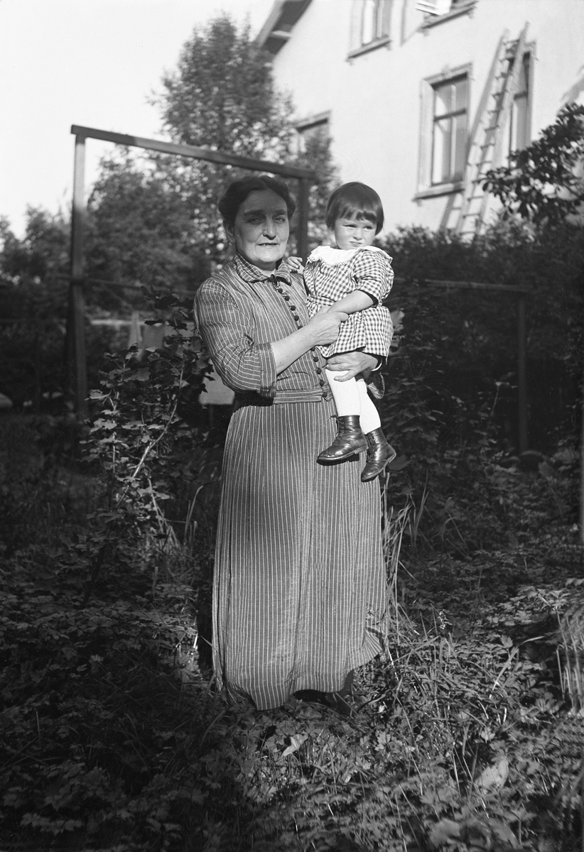 Dikka Arentz i hagen på Elverhøy med Gerd Klingenberg på armen. Fotografert august 1924.