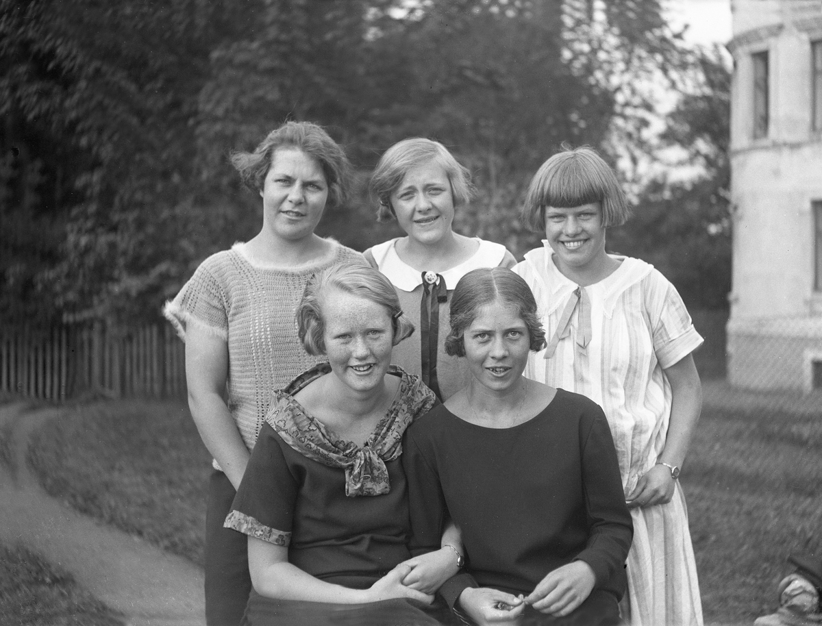 Syforeningen bestående av Meta, Hjørdis, Bodil, Turid og Else Marie. Fotografert september 1924.