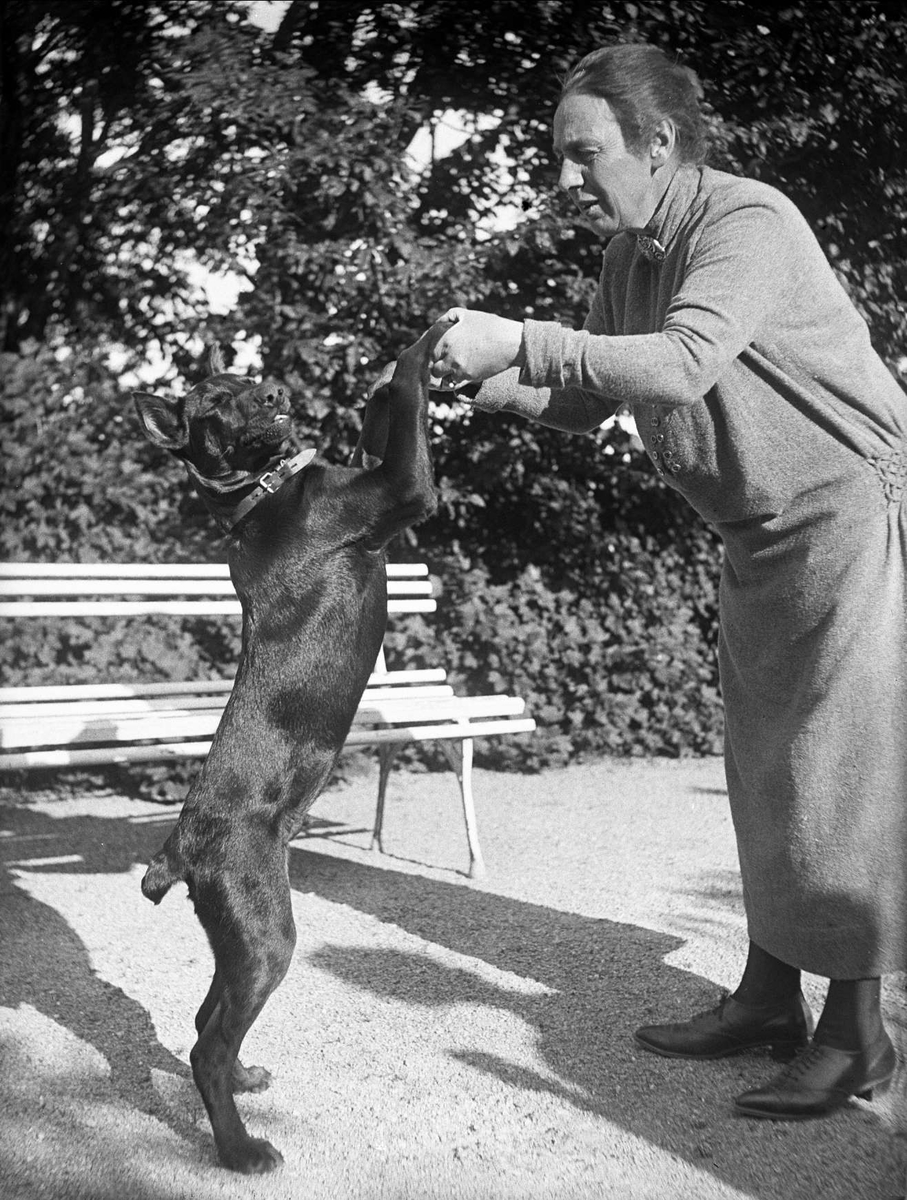 Fru Bennett og hunden Brigth fotografert i 1925.