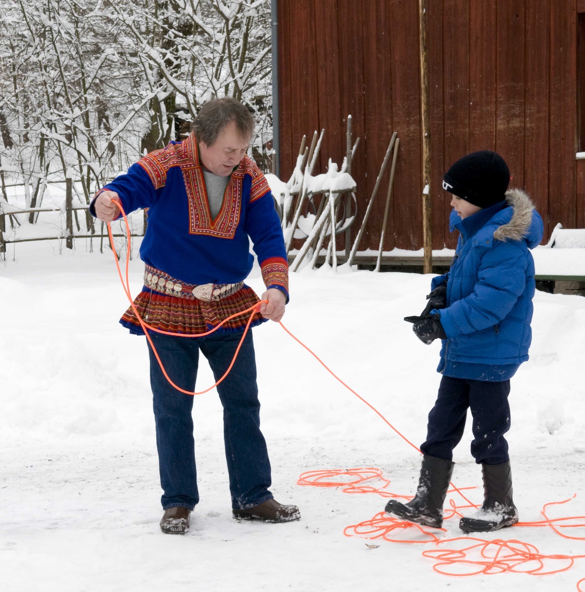 Samefolkets dag.
Gutt lærer å kaste lasso utenfor Karterud.