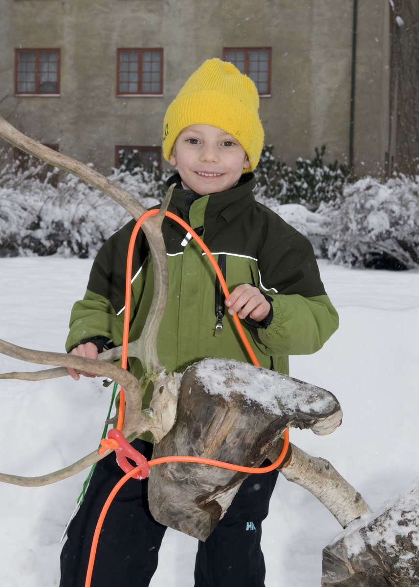Samefolkets dag.
Gutt lærer å kaste lasso utenfor Karterud.