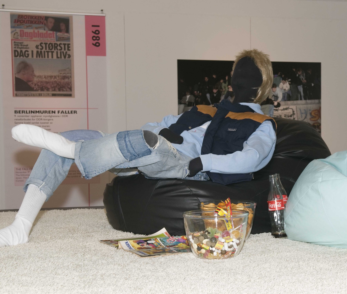 En serie med bilder fra utstillingen "Back to the 80s".