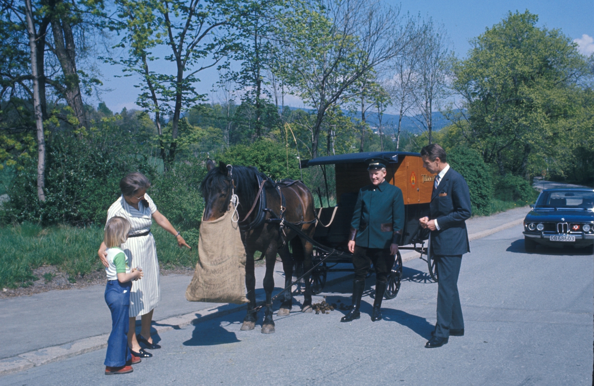 J. H. Andresen med familie kjører hest og vogn til Norsk Folkemuseum på Bygdøy.