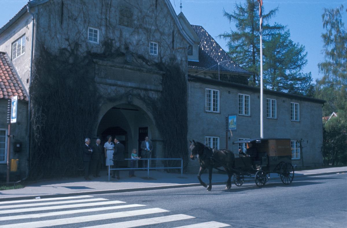 J. H. Andresen med familie kjører hest og vogn til Norsk Folkemuseum på Bygdøy.