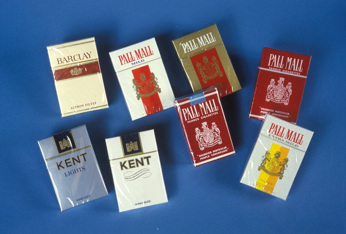 Reklamefoto av pakker med sigaretter av typen Pall Mall, Kent og ...
