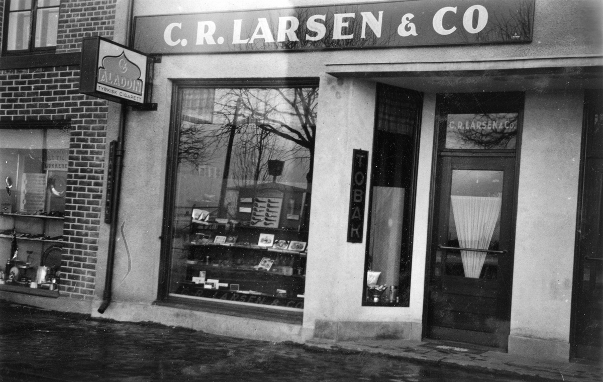 Forretningen C. R. Larsen & Co. i Hamar, 1935.