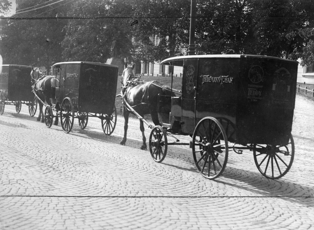 Hester med vogner fra J. L. Tiedemanns Tobaksfabrik i et reklameopptog høsten 1926.