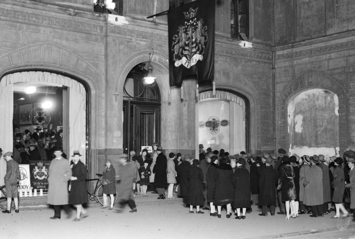 Mennesker utenfor Oslo Håndverks- og Industriforening hvor Tiedemann feiret 150-års jubileum med en tobakkutstilling i 1928.