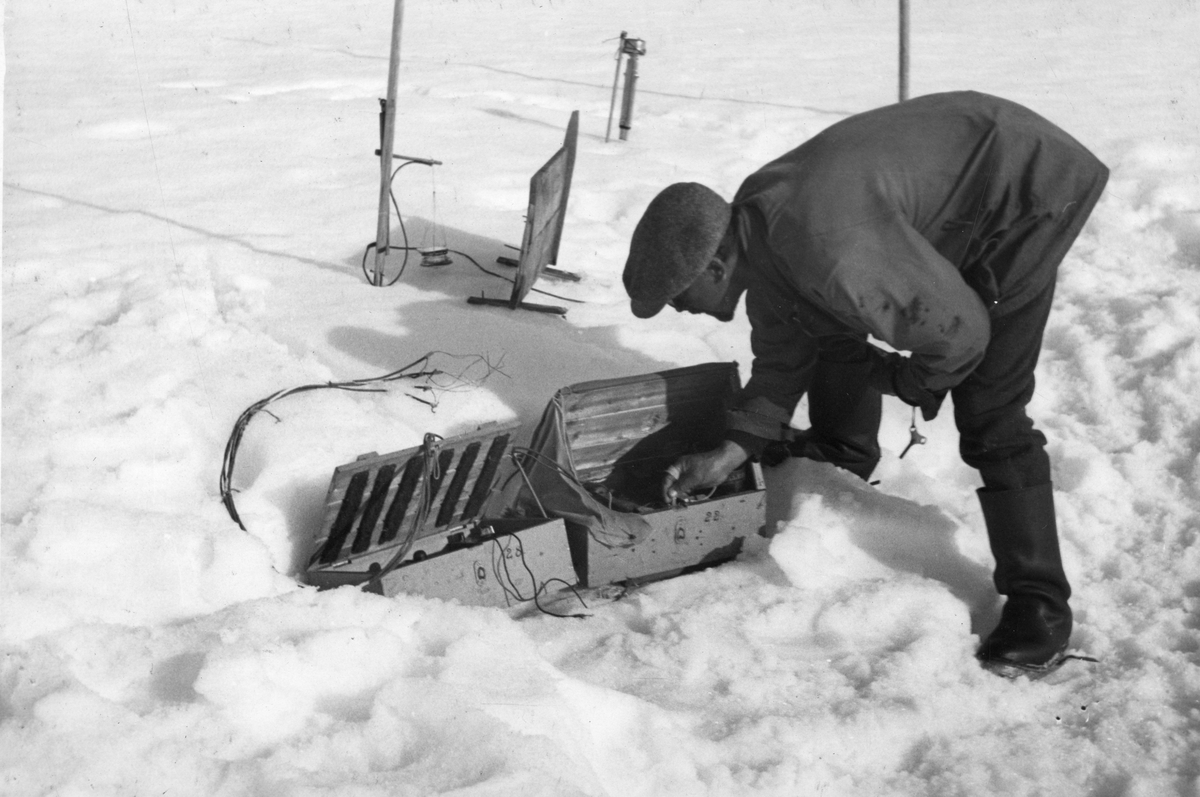 Sverdrup observerer. Den norsk-svenske Svalbardekspedisjonen 1934.