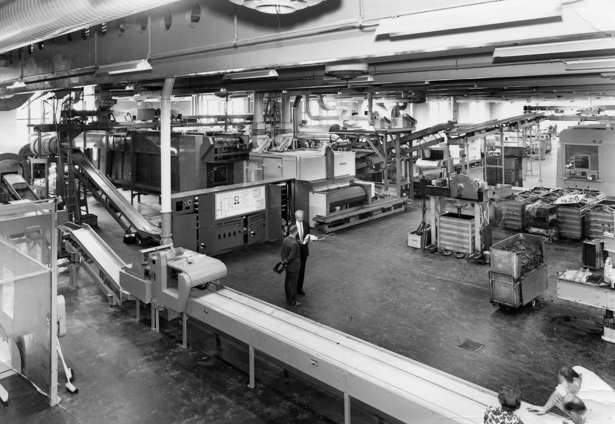 J. L. Tiedemanns Tobaksfabrik på Hovin i 1968. Interiørbilde fra produksjonsområdet i den nye fabrikken.