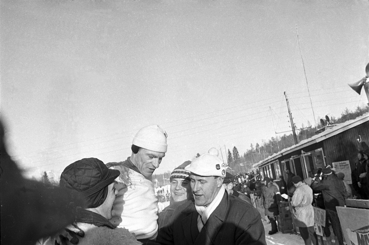 Finsk skiløper vant og bæres på gullstol. Svenska Skispelen i Falun i 1967.