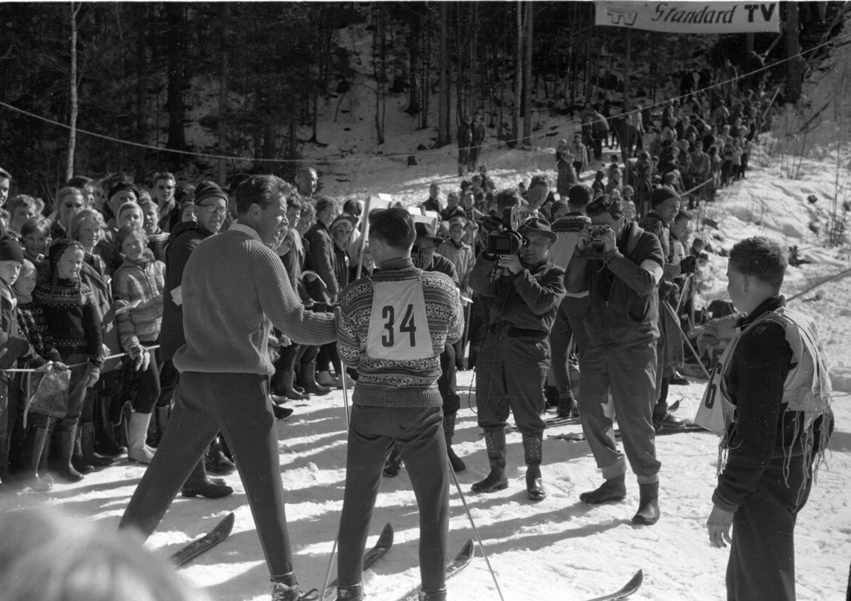 Arild Holm med startnummer 34 blir fotografert av pressefotografene.   Blåveis-rennet, Kolsås 9. april 1961.  Fotografert av Johan Brun.