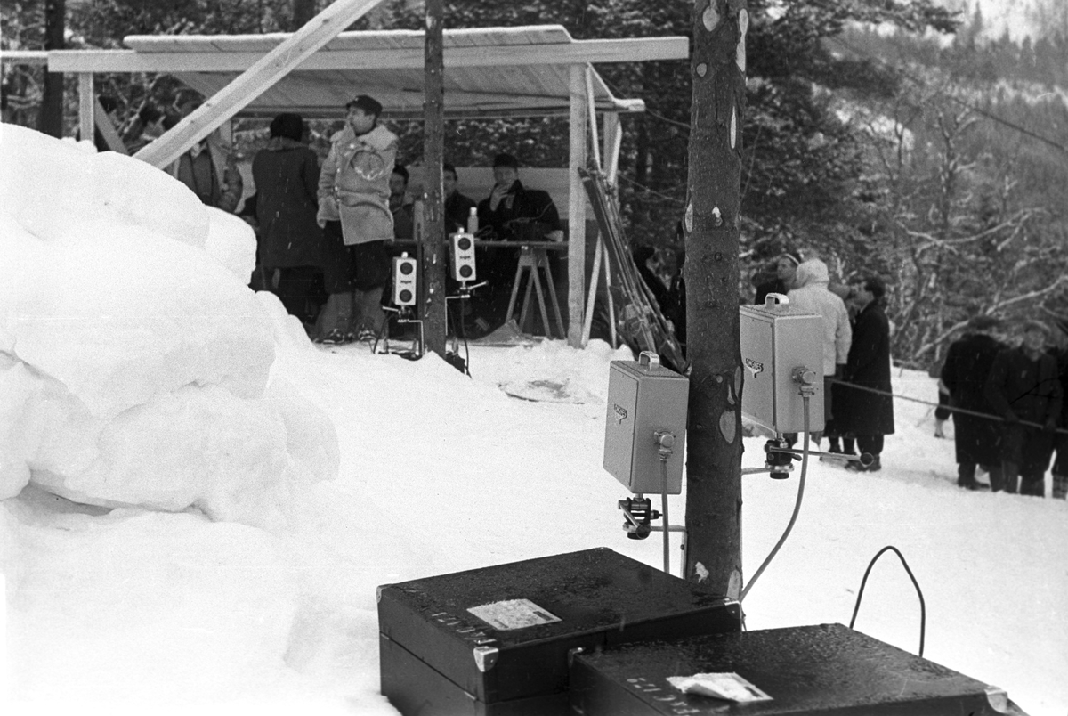 Teknisk utstyr. Publikum på sidelinjen. Holmenkollrennene på Voss 1952. Fotograf Dagbladet