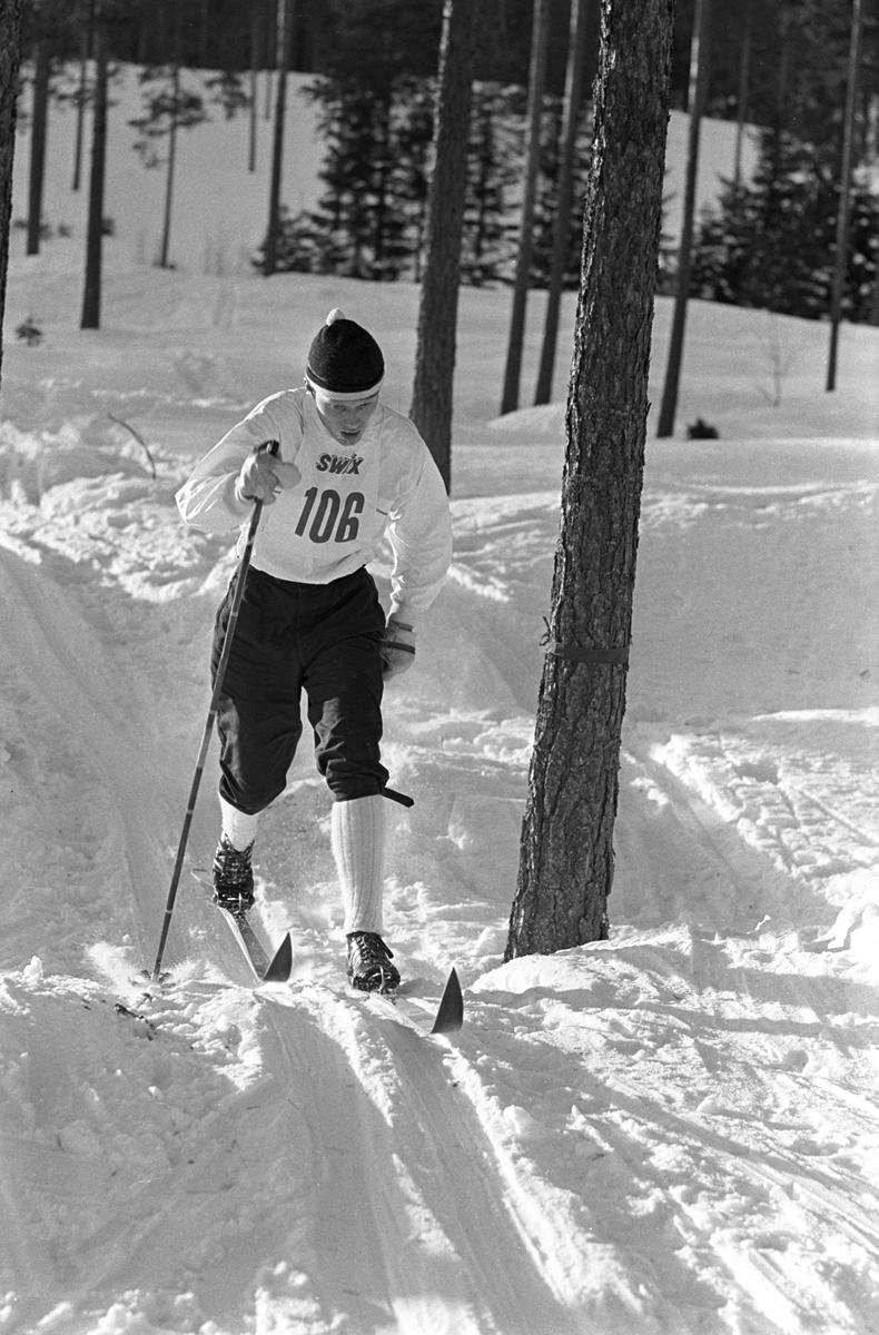 Skiløper med startnummer 106 i sporet under NM i langrenn for juniorer på Eidsvoll 1963.