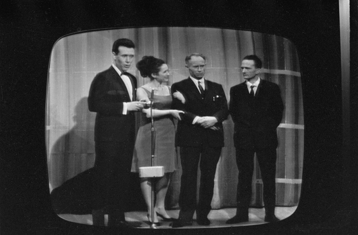 Fra NRKs fjernsynsprogram "Kvitt eller dobbelt" i desember 1966. Programleder Knut Bjørnsen til venstre sammen med to deltakere.  Deltaker Per Lønning, nr. 2 fra høyre, gikk opp i emnet "1001 natt". Tv-vertinnen mellom Bjørnsen og Lønning.     Avfotografert fra fjernsynet.