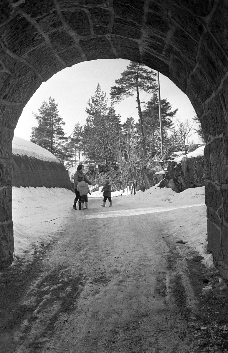 En familie besøker Seiersten Fort / Festning i Drøbak i februar 1965.