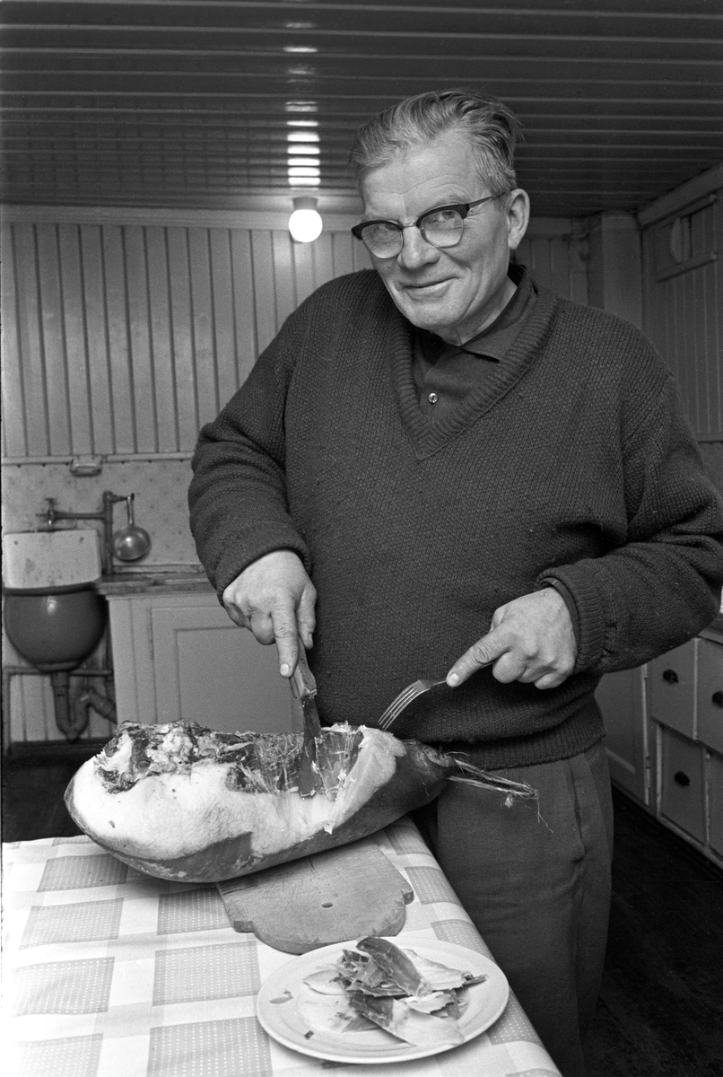 Spekeskinke skjæres opp på Bleiker gård i Asker  9. desember 1961.