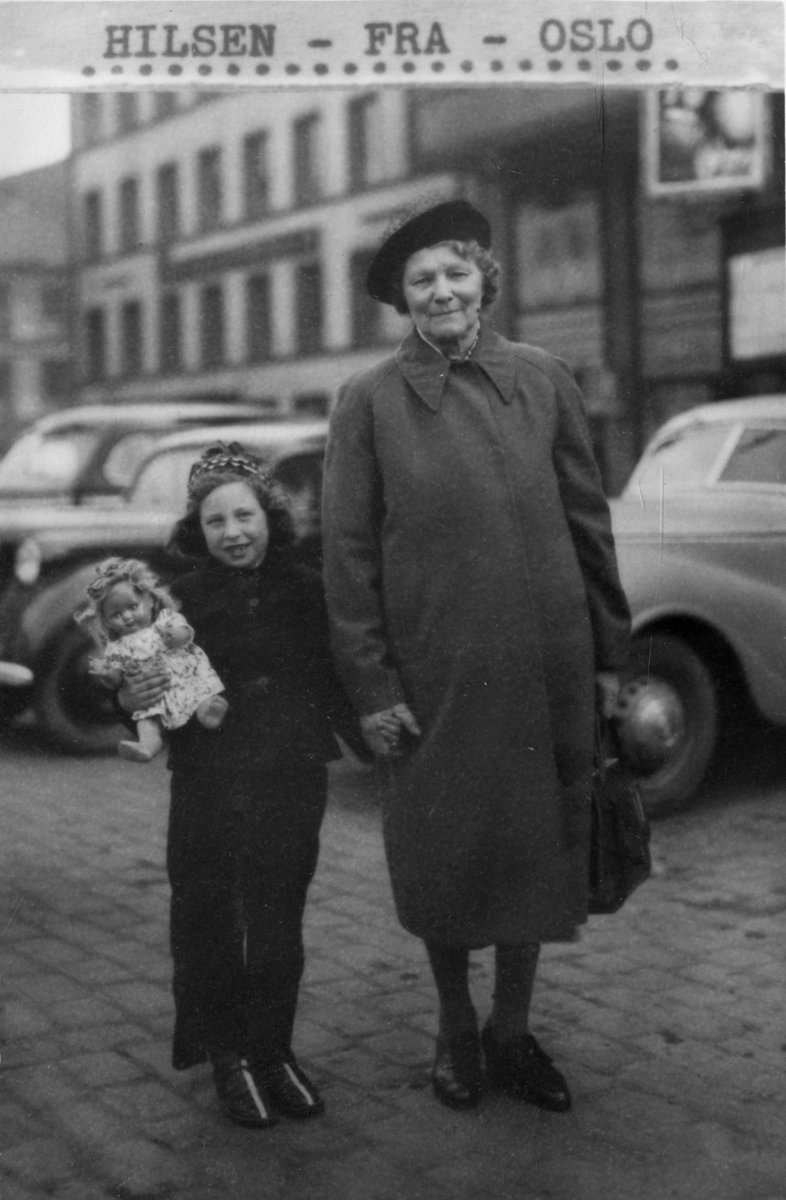 Kvinne og jente på bytur, 1952