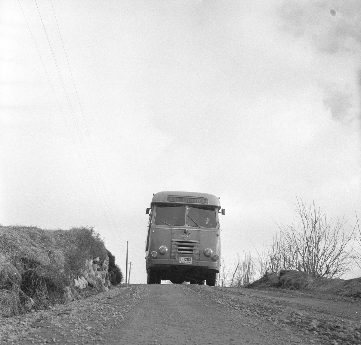 "NSB Bilruter" på veien mellom Ålesund og Åndalsnes. Fotografert 14. april 1956.
