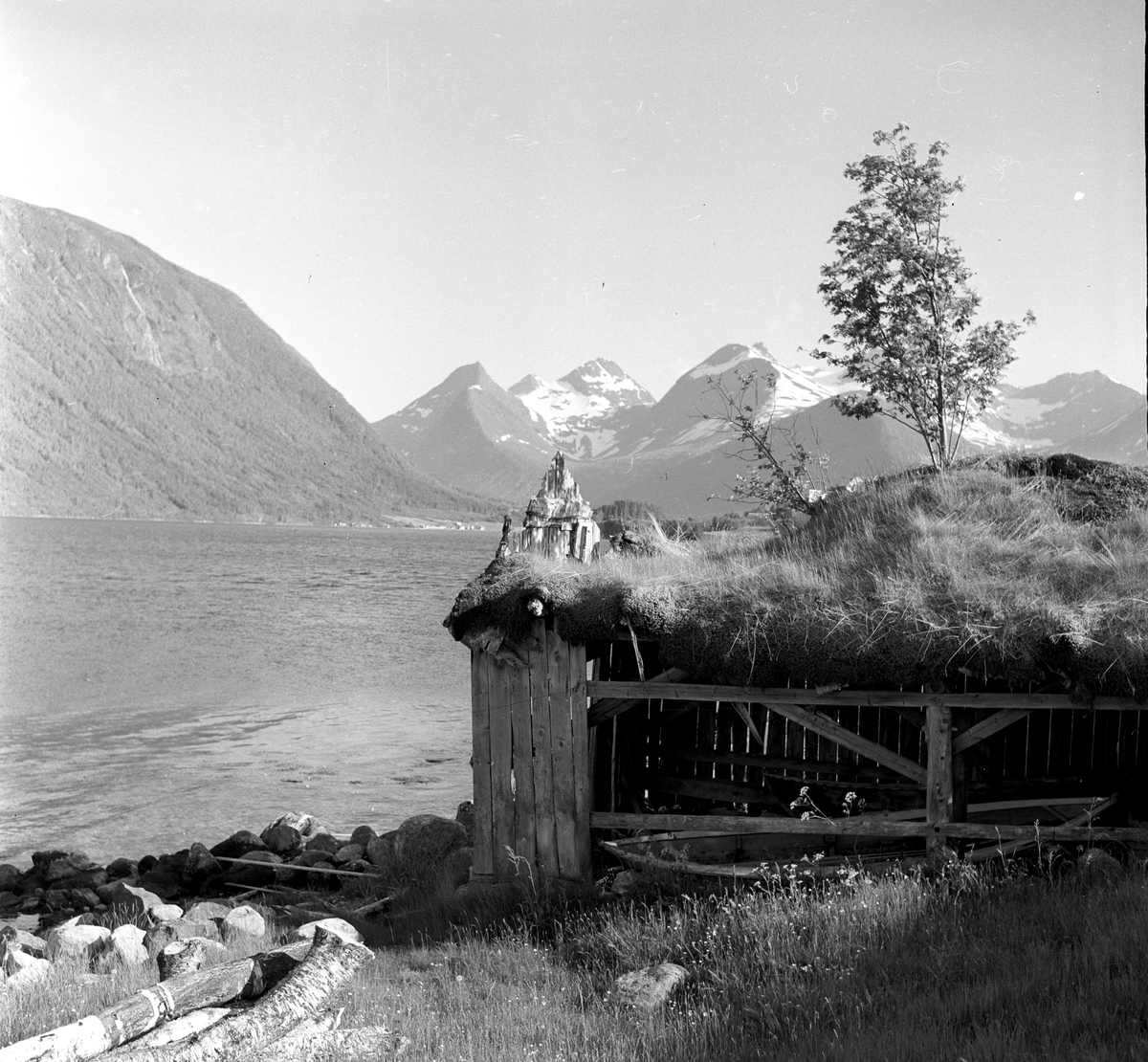 Gammelt båthus ved Ålesundveien.
Fotografert 1958.