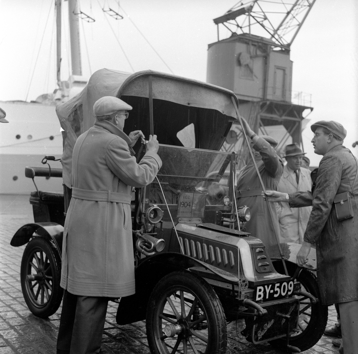 En veteranbil klargjøres på båtdekket.
Fotografert 1957.