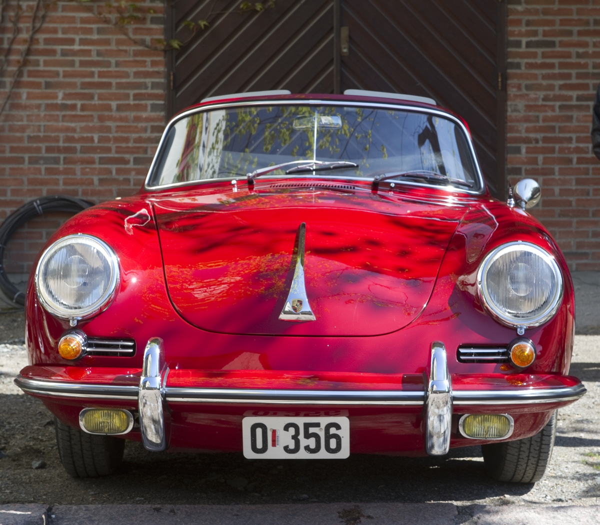 Rød bil av merket Porsche. Fra arrangement med Porsche og Folkevogner på Norsk Folkemuseum søndag 20.mai 2012.