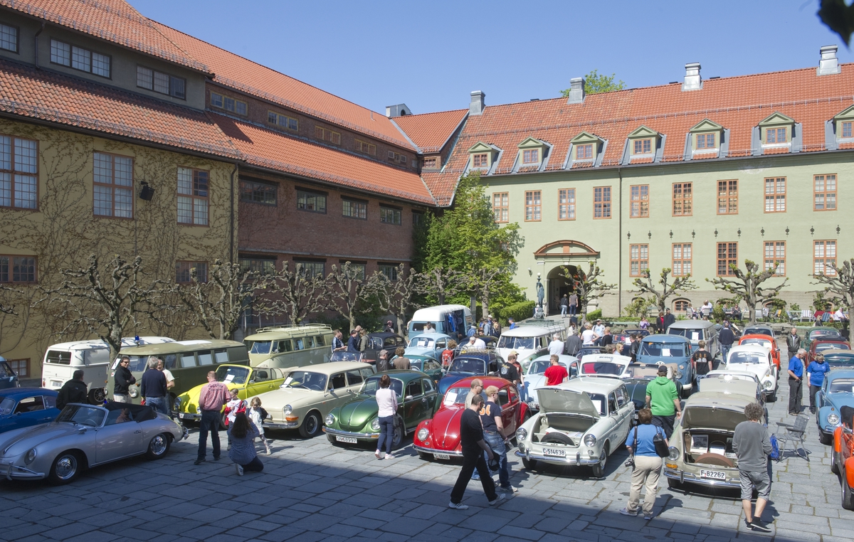 Torget fullt av veteranbiler. Arrangement med Porsche og Folkevogner på Norsk Folkemuseum søndag 20.mai 2012.