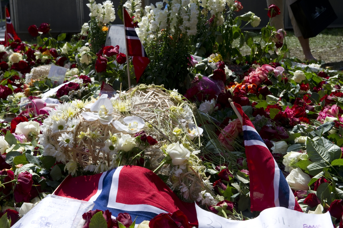 Ved Oslo domkirke. Blomster og kondolanser lagt ned i Oslo sentrum i forbindelse med ettårsdagen for terrorhandlingene i Oslo og på Utøya. 