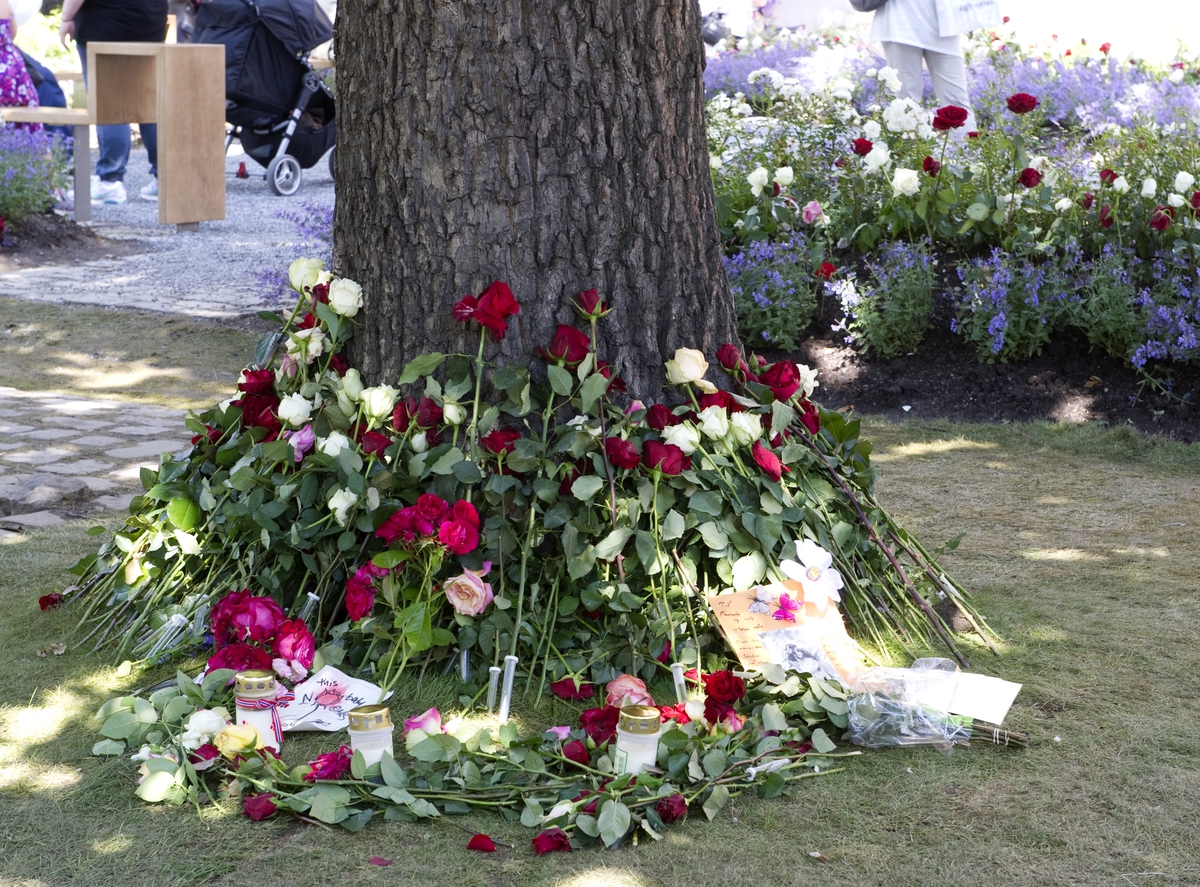 Ved Oslo domkirke. Blomster og kondolanser lagt ned i Oslo sentrum i forbindelse med ettårsdagen for terrorhandlingene i Oslo og på Utøya. 