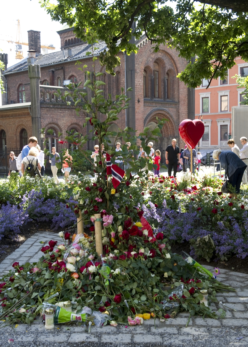 Ved Oslo domkirke. Blomster og kondolanser lagt ned i Oslo sentrum i forbindelse med ettårsdagen for terrorhandlingene i Oslo og på Utøya. 