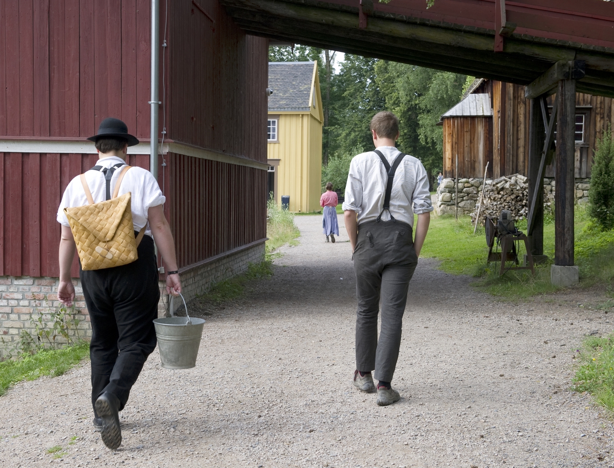 Tunverter på vei til Trøndelagstunet, Norsk Folkemuseum, 25. juli 2012.