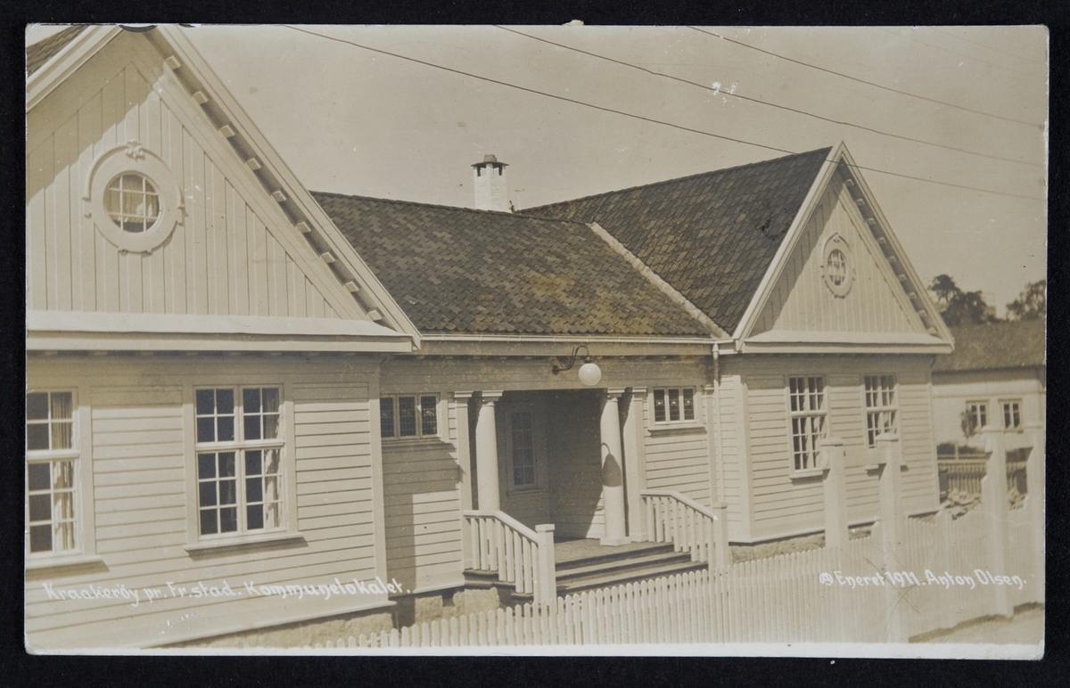 Postkort. Jule- og nyttårshilsen. Kommunelokalet på Kråkerøy. Påskrift 1911.