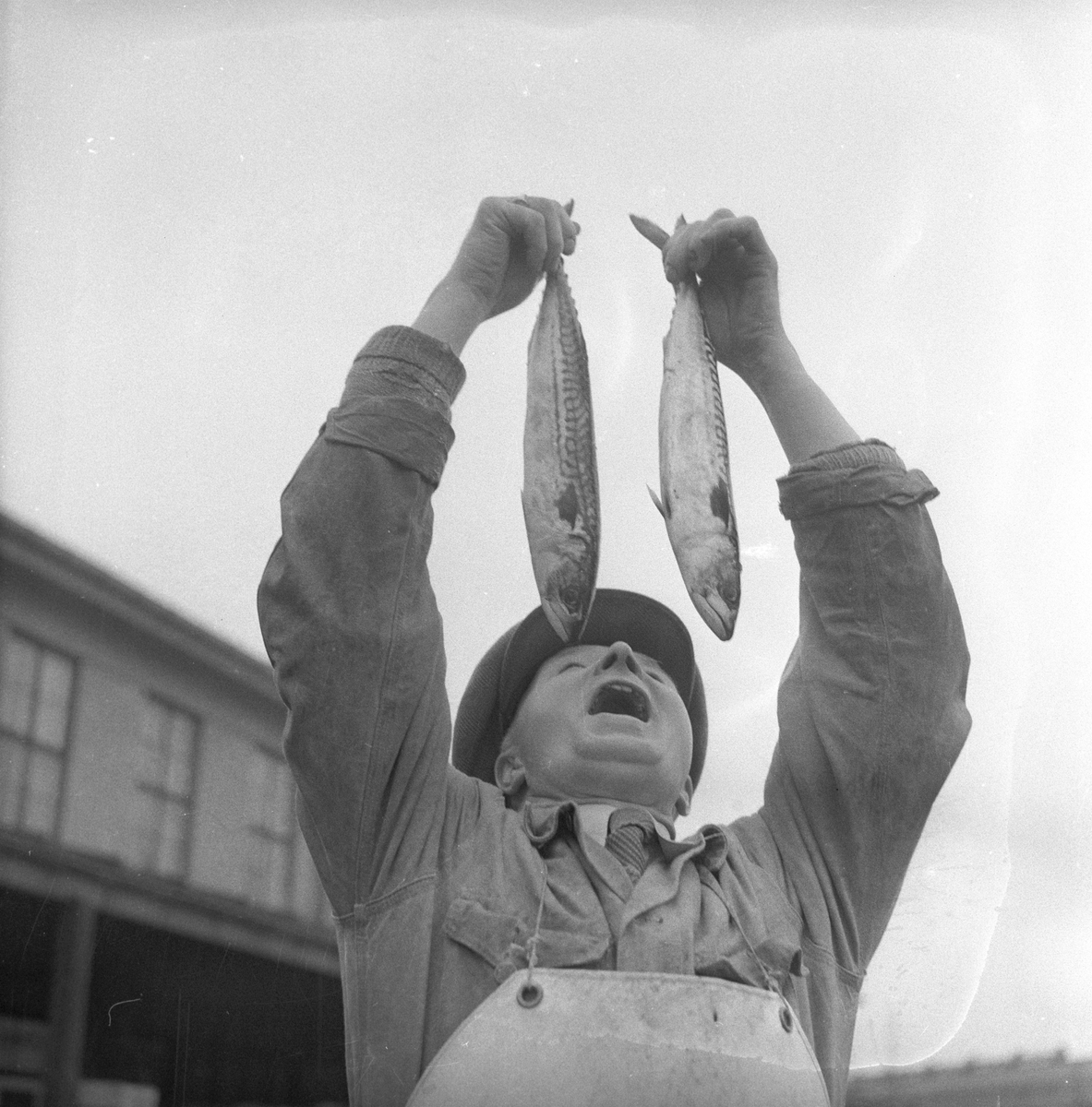 Mann med to makrell.
Fotografert 1956.