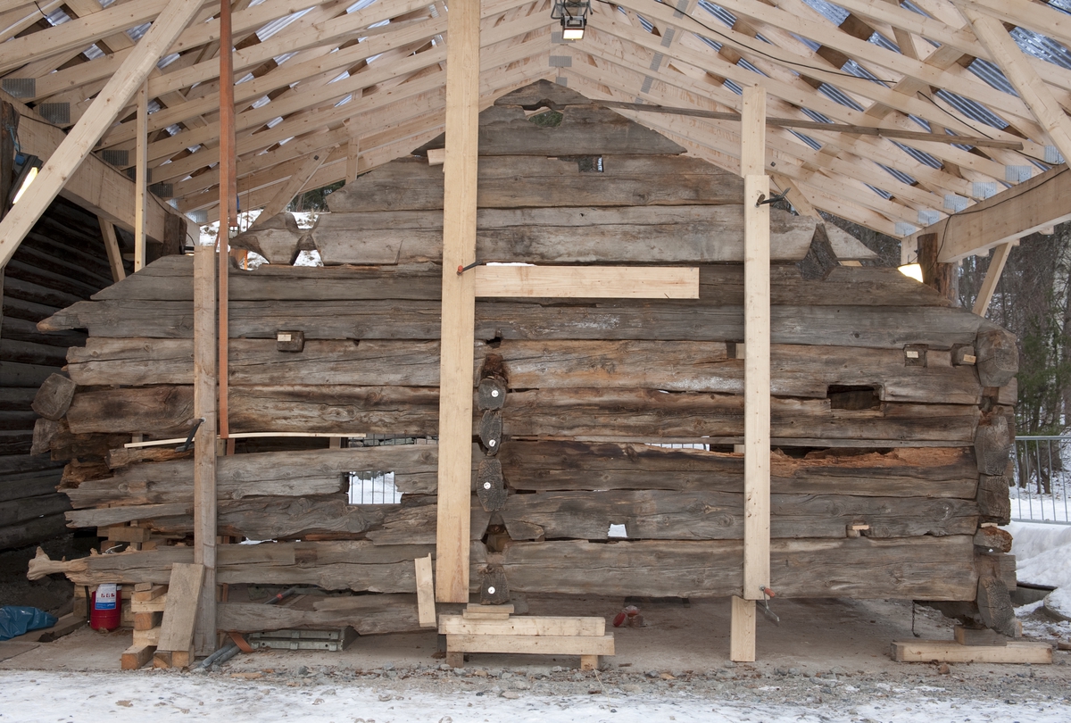 Bygningsantikvarisk avdeling ved Norsk Folkemuseum er i gang med å oppføre «NF.013 Stall fra Heimtveiten» fra Bykle i Setesdal.
Vegg C.