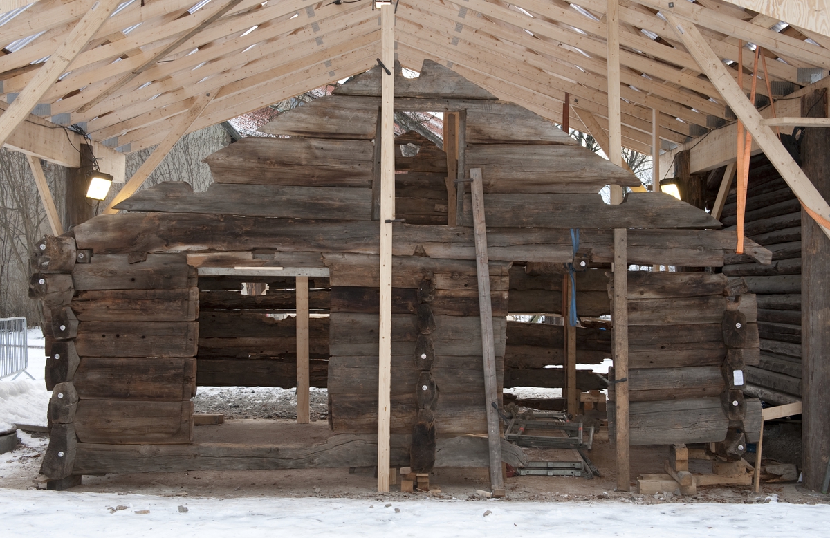 Bygningsantikvarisk avdeling ved Norsk Folkemuseum er i gang med å oppføre «NF.013 Stall fra Heimtveiten» fra Bykle i Setesdal.
Vegg A.