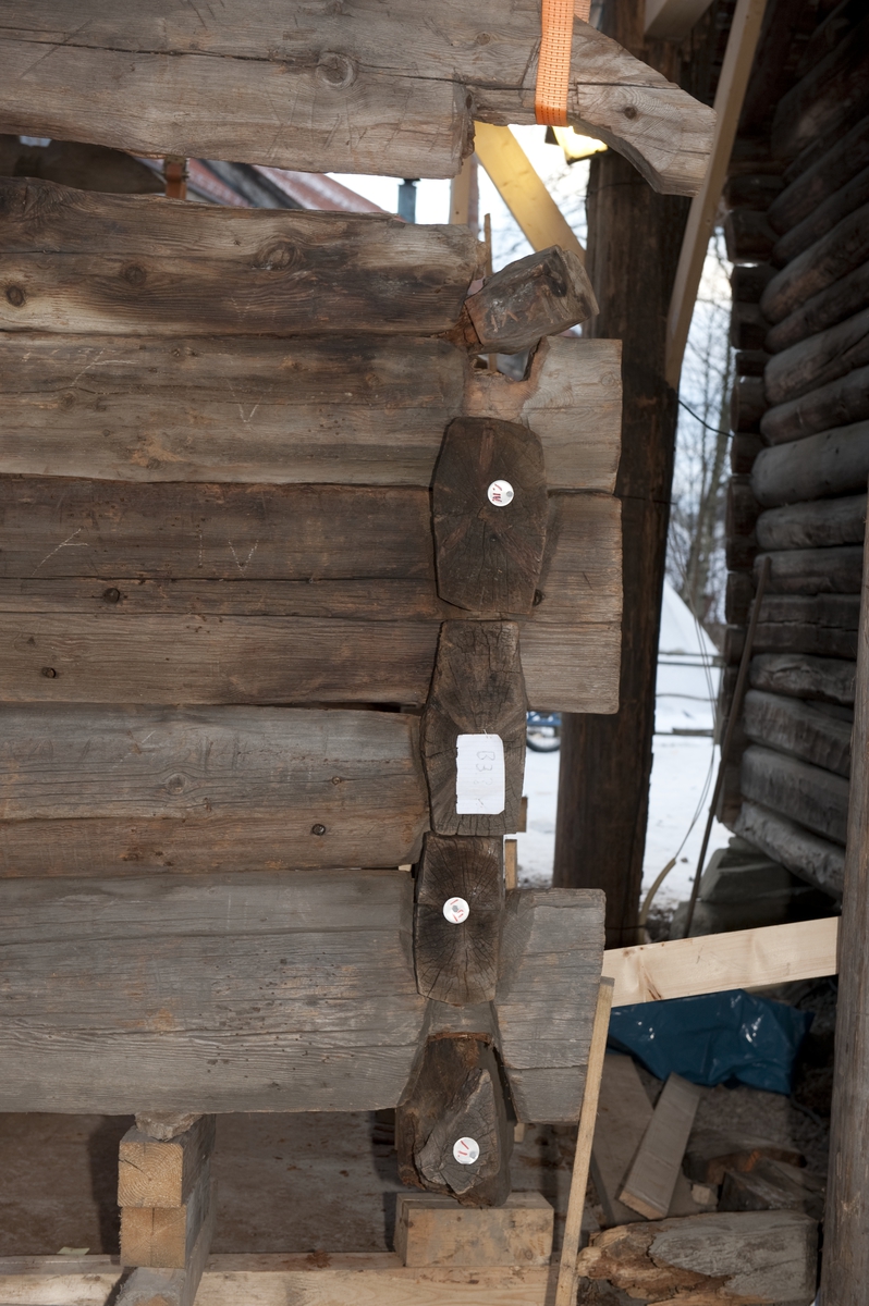 Bygningsantikvarisk avdeling ved Norsk Folkemuseum er i gang med å oppføre «NF.013 Stall fra Heimtveiten» fra Bykle i Setesdal.
Hjørne A-B.